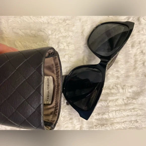 Bottega Veneta Black Sunglasses with Case, Unisex, Like New - Picture 5 of 5